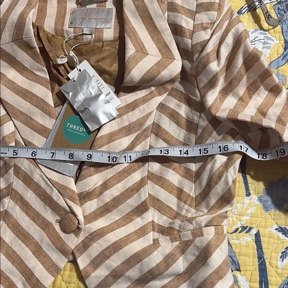 Cream and Tan Chevron Crop Blazer with Tailored Fit - Picture 3 of 7